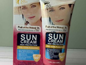 کرم ضد آفتاب بی رنگ وکالی SPF50 انواع پوست حجم 130 میلی‌لیتر