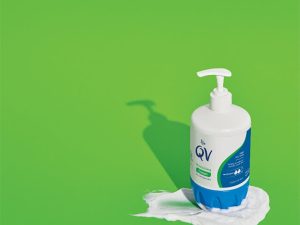 کرم مرطوب کننده پمپی QV مدل Replenishes حجم 500 میلی لیتر