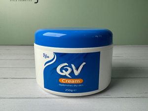 کرم مرطوب کننده کاسهای QV مخصوص پوستهای خیلی خشک مدل Replenishes حجم 250 گرم